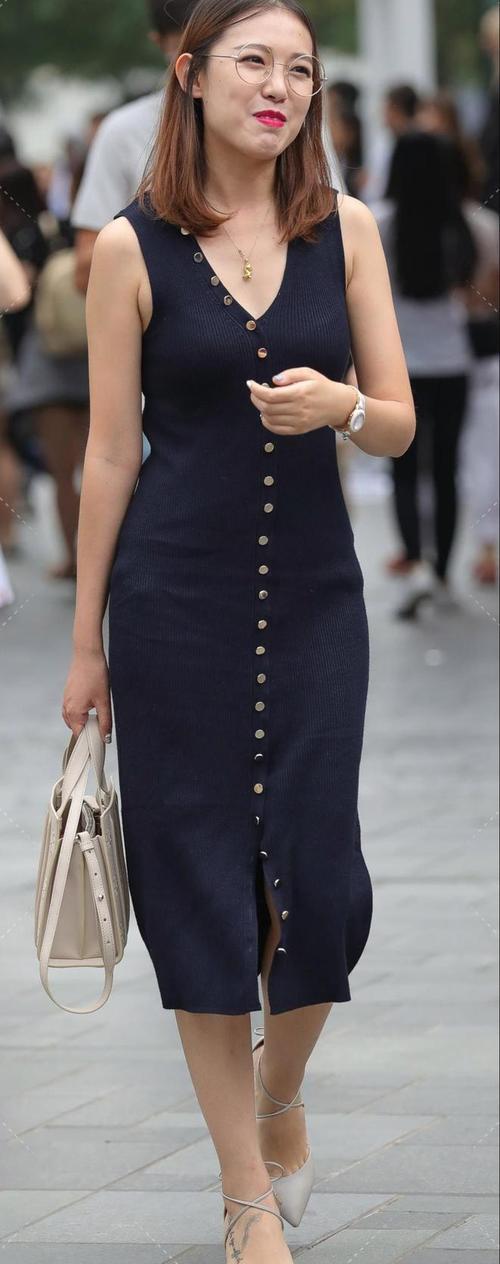 黑无袖连衣裙怎么搭配外套