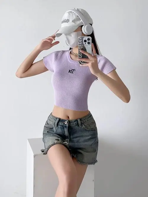 高腰紧身t恤怎么搭配