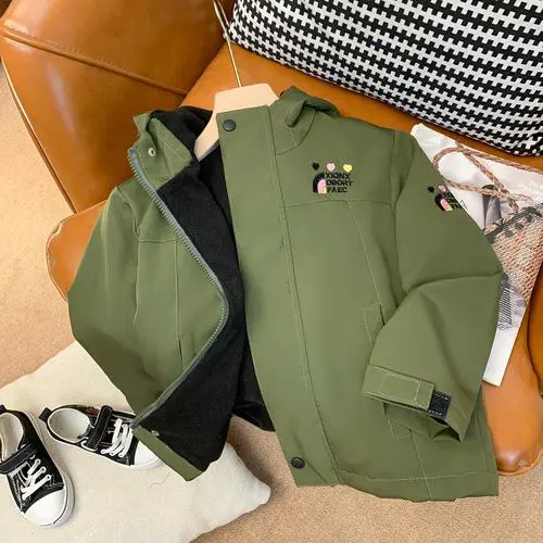 军绿色衣服配什么裤子