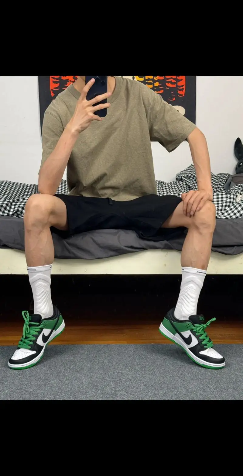 男士运动鞋配什么裤子