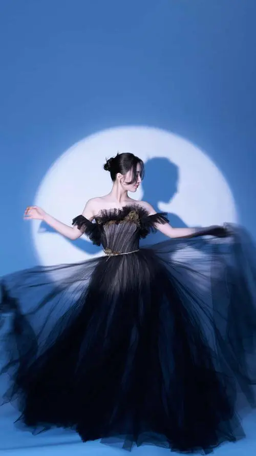 黑色晚礼服怎么搭配