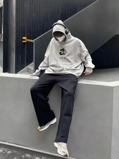 灰色的卫衣配什么裤子