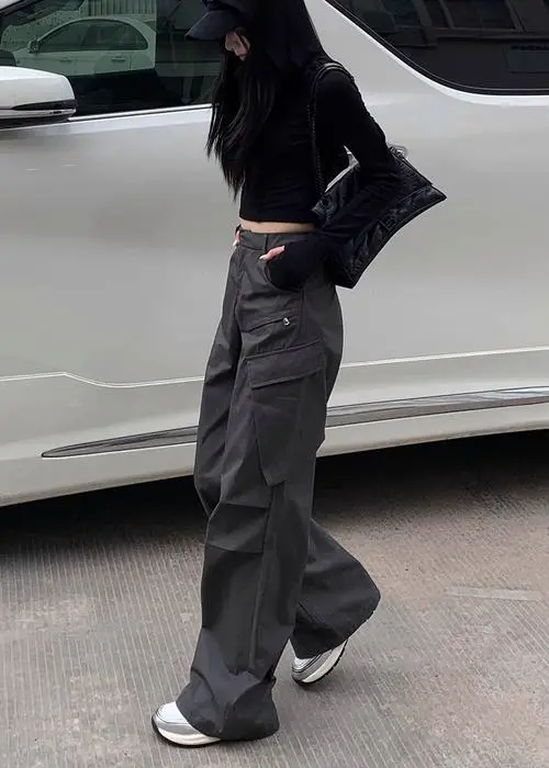 女生黑色短款衣服怎么搭配什么裤子好看图片欣赏