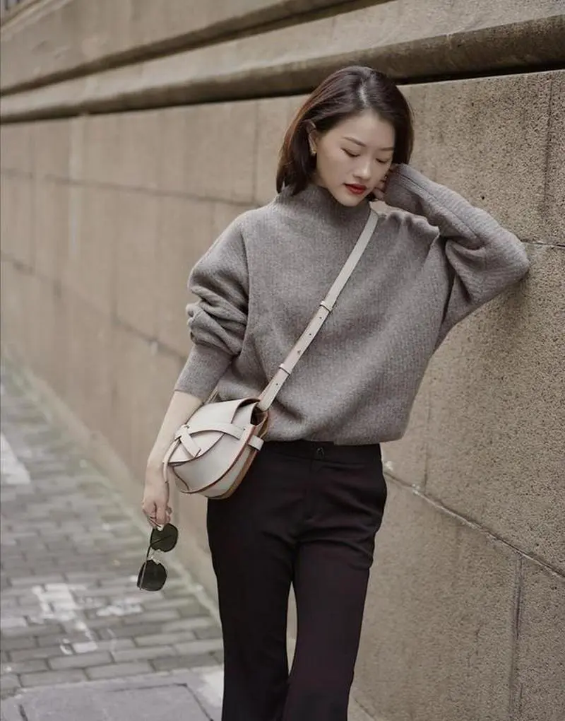 灰黑色毛衣怎么搭配什么裤子