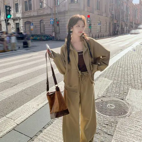 卡其色裤子配什么卫衣