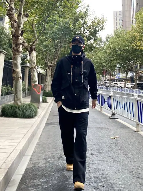 带帽的男士衣服怎么搭配衣服