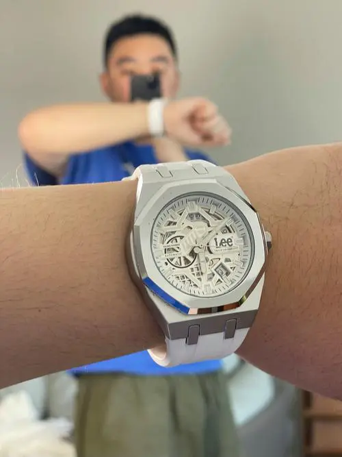 蓝色的表怎么搭配衣服