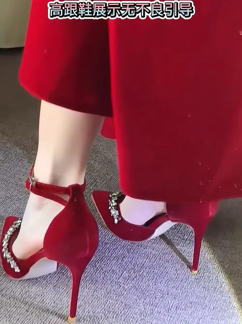 大红色细高跟鞋怎么搭配衣服图片