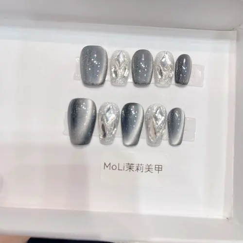 灰色美甲怎么搭配图片