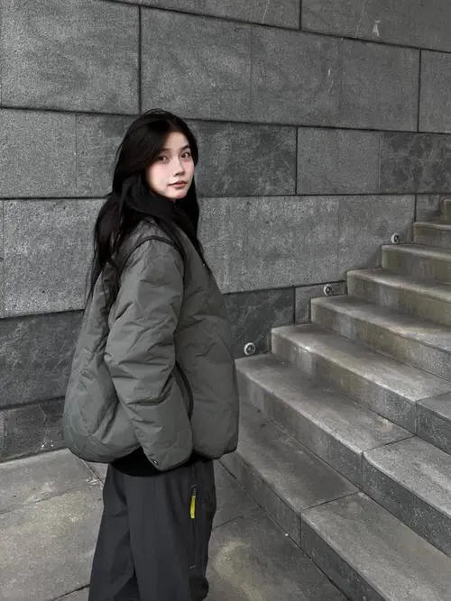 灰色的短款羽绒服怎么搭配