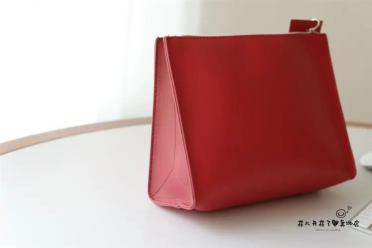 红色手拿包怎么搭配