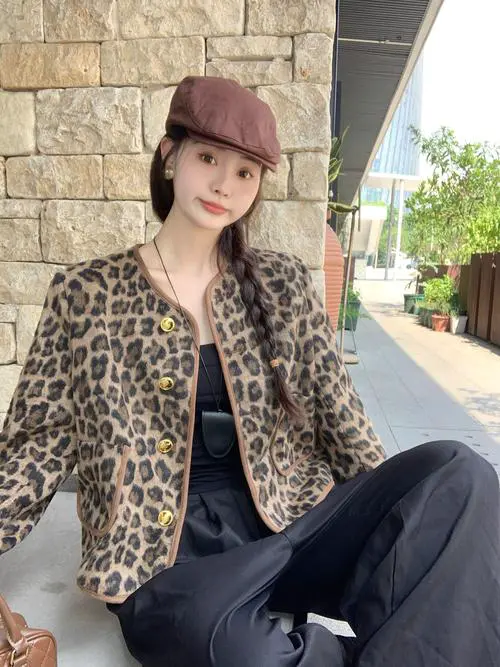 豹纹长款风衣怎么搭配好看