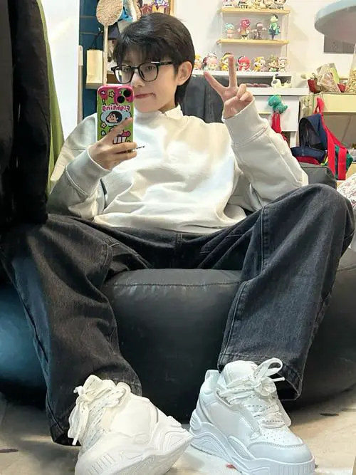 配白色卫衣怎么搭配好看