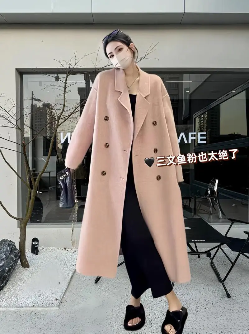 粉色绒绒大衣服怎么搭配什么裤子好看