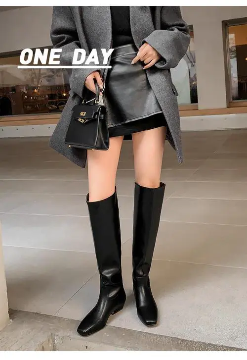 平底皮筒靴怎么搭配衣服好看