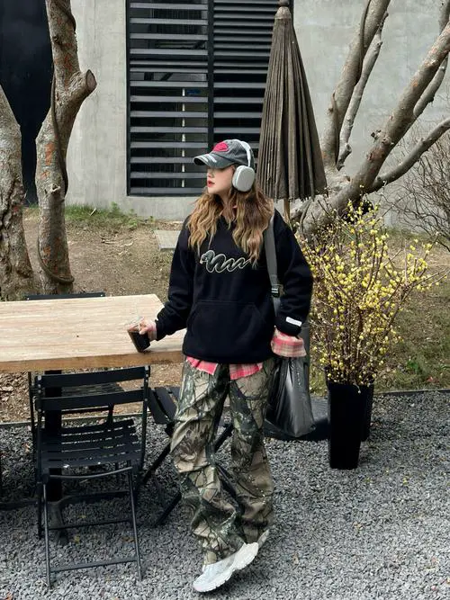 迷彩卫衣搭配什么裤子