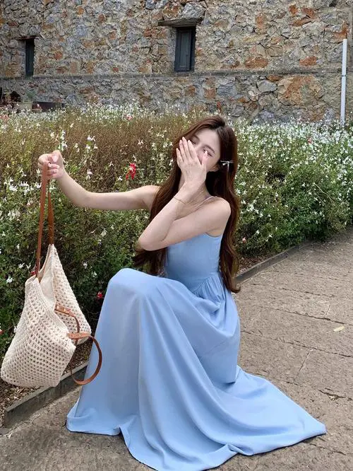 蓝色吊带裙怎么搭配