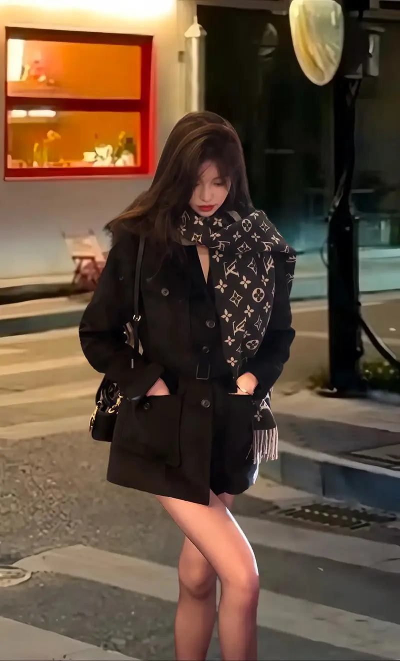 黑色收腰风衣怎么搭配