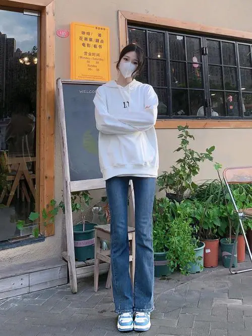 连帽白卫衣怎么搭配