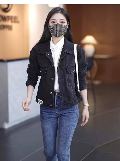 黑色裤子灰色上衣怎么搭配什么外套