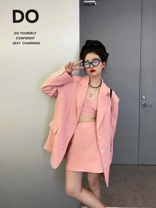 深肉粉色怎么搭配衣服