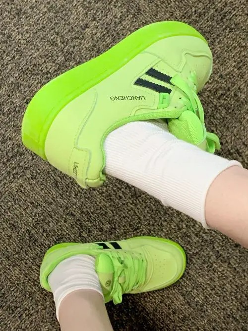 荧光色的鞋子怎么搭配衣服好看吗