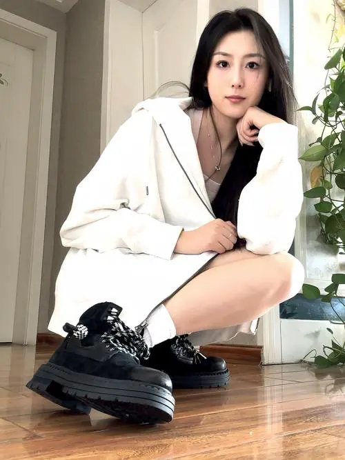 秋季女生穿马丁靴怎么搭配衣服好看