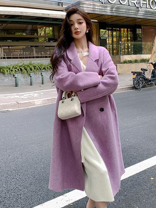 暗紫红色大衣怎么搭配