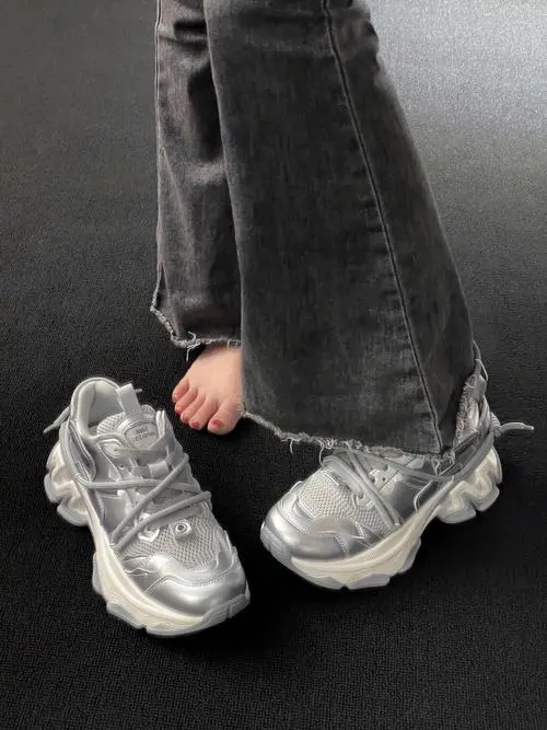 灰色鞋子怎么搭配衣服图片女生