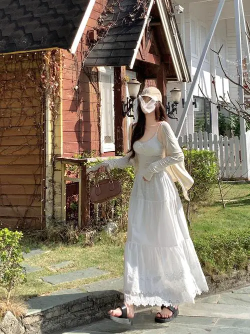 白色高腰半身裙怎么搭配什么外套