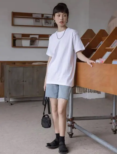 白t恤怎么搭配衣服