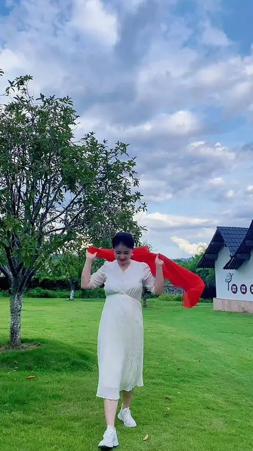 大红丝巾怎么搭配图片