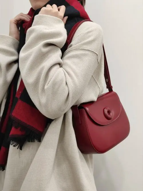 深酒红色包包怎么搭配衣服好看图片