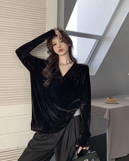 中长款黑色t恤怎么搭配外套