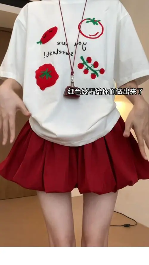 女红色短款裙子怎么搭配什么裤子好看图片欣赏