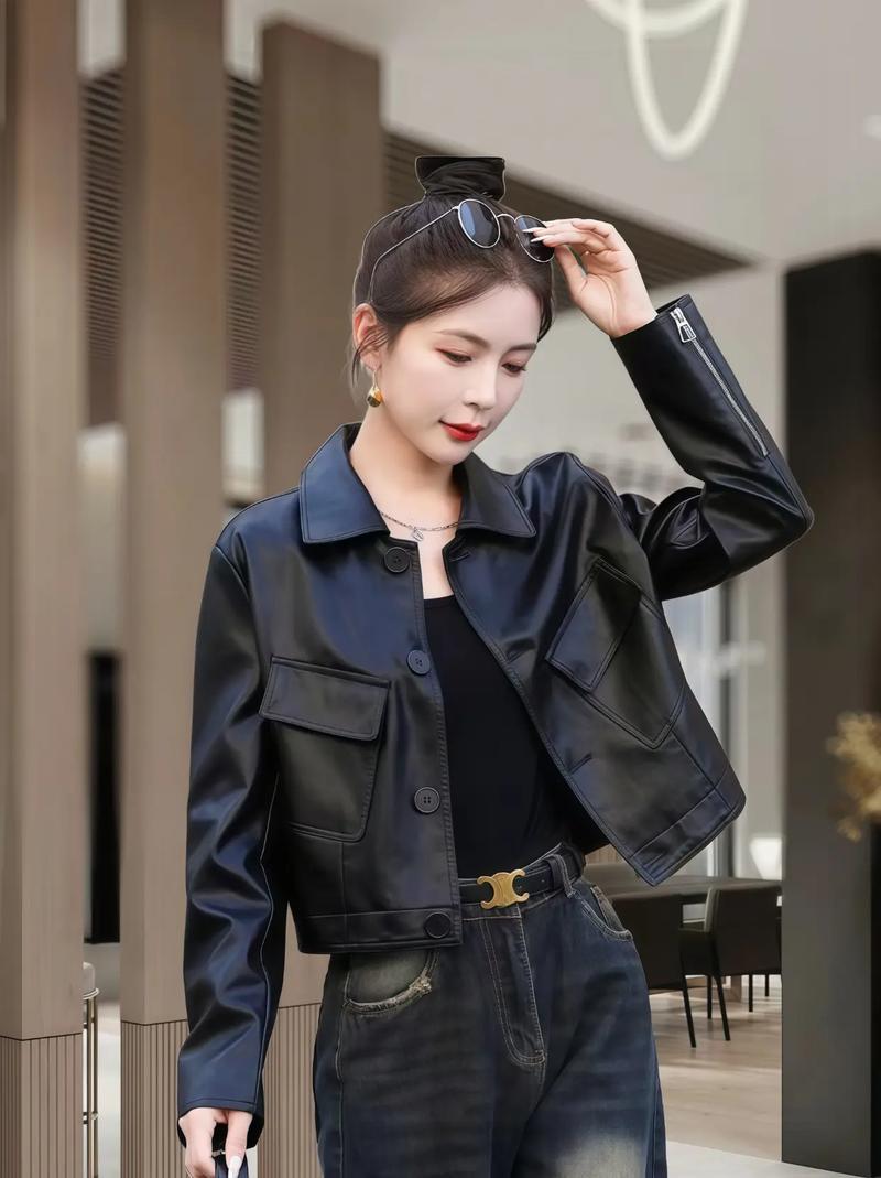 女士秋冬短款皮衣怎么搭配