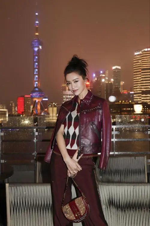 紫红色皮衣怎么搭配图