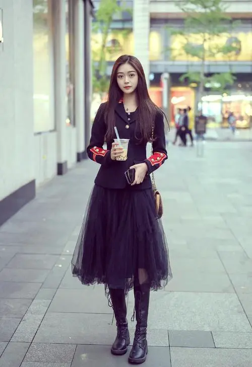 亮皮靴子怎么搭配