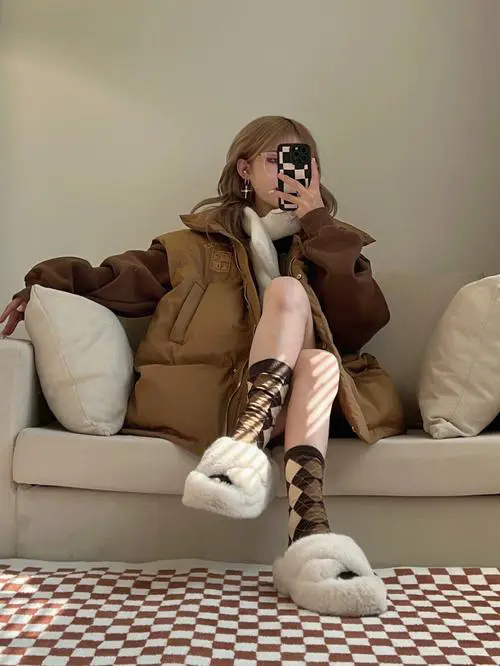 冬天棕色马甲怎么搭配