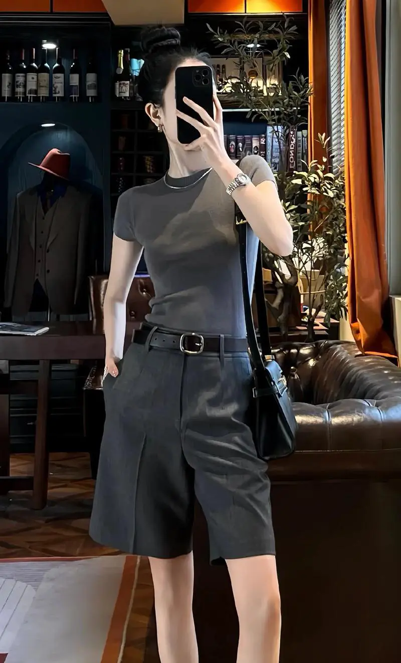 深灰衣服怎么搭配