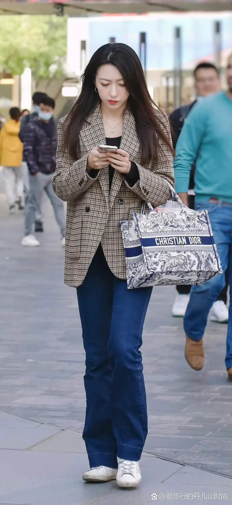 深蓝格子外套怎么搭配