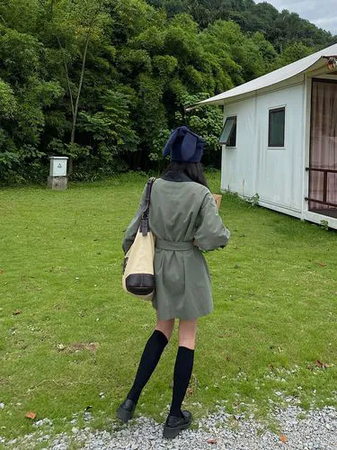 军绿色风衣外套怎么搭配