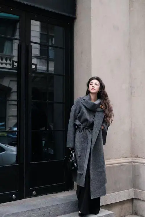 大衣配中长裙怎么搭配