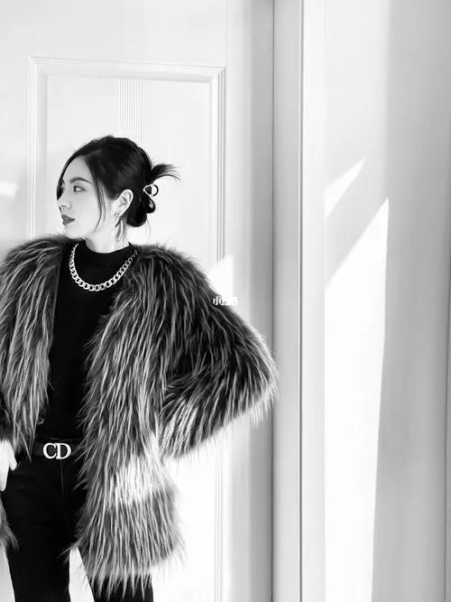 灰色皮草上衣怎么搭配