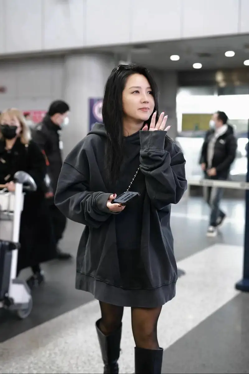 长款黑色卫衣怎么搭配