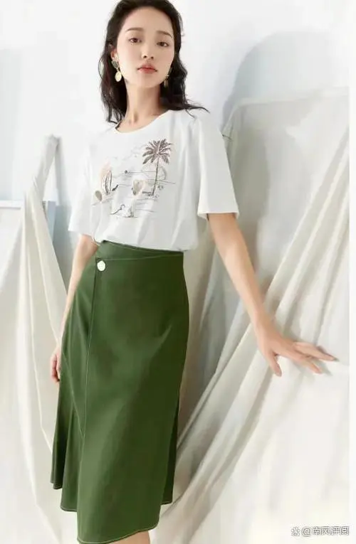 军 绿色半裙怎么搭配