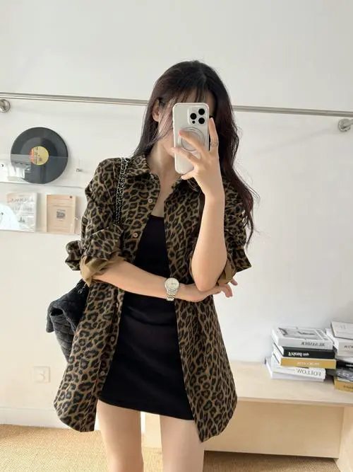 豹纹拼接上衣怎么搭配下装