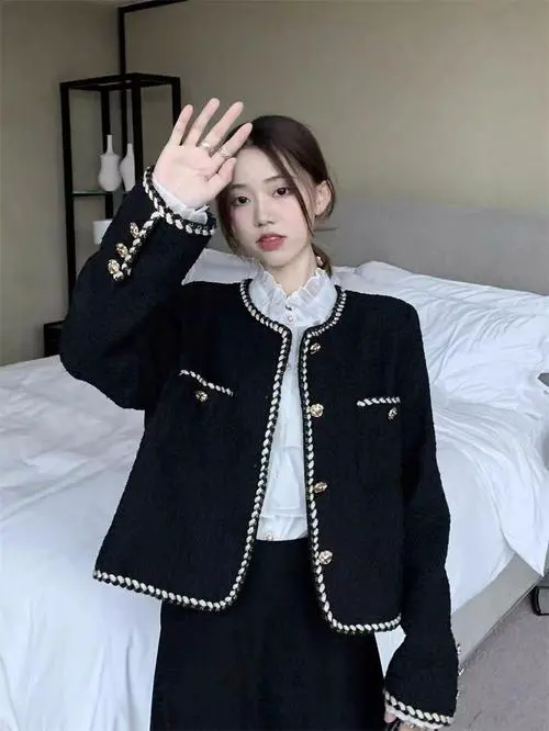 黑色短上衣怎么搭配