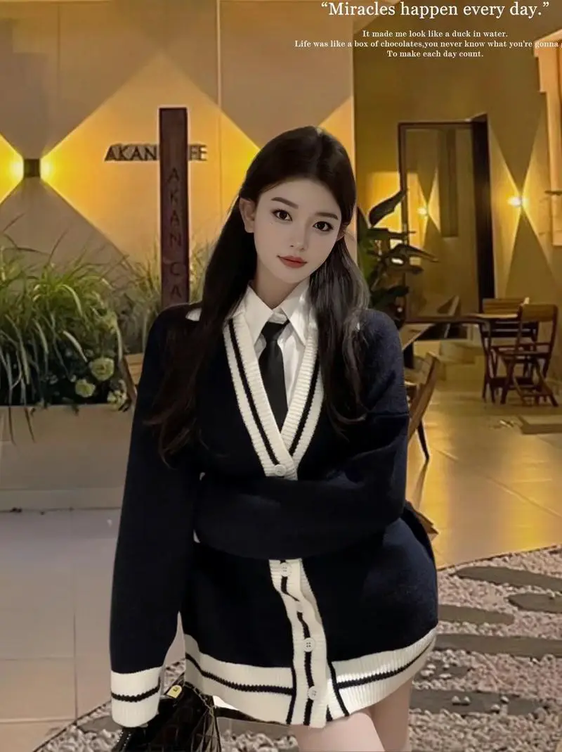 女士白色衬衫怎么搭配毛衣外套