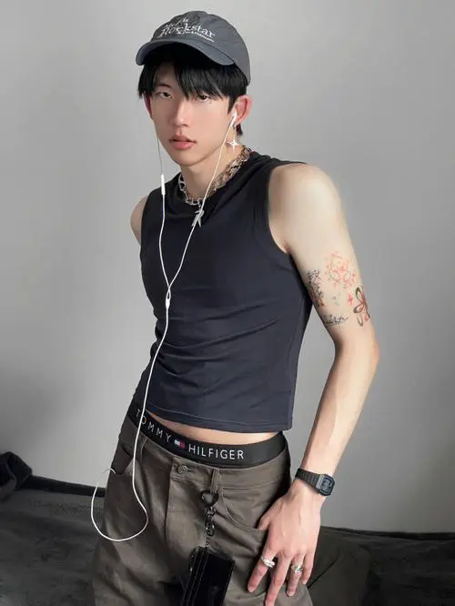 男生露脐上衣怎么搭配